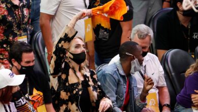 Photo of Adele’s reaction to Giannis Antetokounmpo’s key Game 5 dunk, using her greatest hits