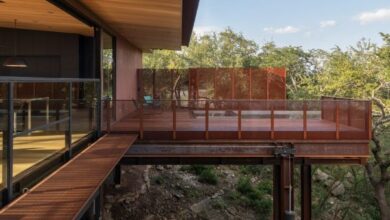 Photo of Olson Kundig unveils Austin home with cantilevered walkways