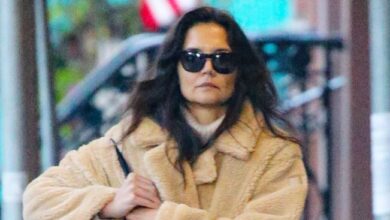 Photo of Katie Holmes’s Amazing Sherpa Coat Is So Chic