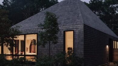 Photo of Oza Sabbeth Architects tops Hamptons house with pyramidal roofs