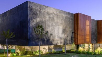 Photo of AR Arquitectos completes black concrete house in mountains of Argentina