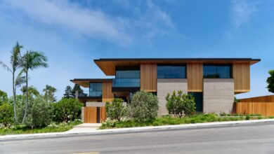 Photo of Scalloped concrete walls anchor California house by Laney LA