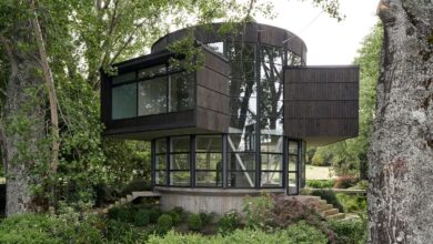 Photo of Izquierdo Lehmann cantilevers boxes from cylindrical glass Chilean house