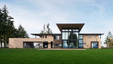 Photo of Cedar siding wraps Oregon house by Ueda Design Studio