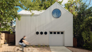 Photo of North Arrow Studio designs a playful, birdhouse-like ADU in Austin