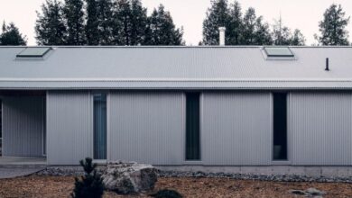 Photo of StudioAC disguises rural Canadian home as agricultural shed