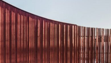 Photo of Byró Architekti adds red cabin with sweeping roof to Czech mountainside