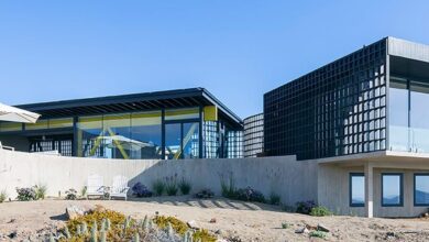 Photo of LAND Arquitectos creates Chilean home with series of screened pavilions