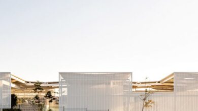 Photo of FGMF Architetos covers Brazilian house in translucent shell