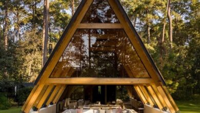 Photo of PPAA submerges bedrooms underneath A-Frame house in Mexico City