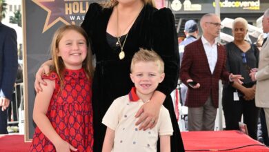 Photo of Kelly Clarkson’s Kids Make Surprise Appearance Onstage at Vegas Show