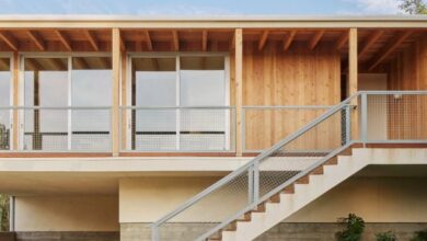 Photo of And And And Studio lifts Silver Lake Tree House above Los Angeles site