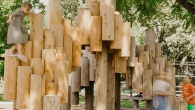 Photo of Kengo Kuma and Earthscape create “wooden mountain” play structure