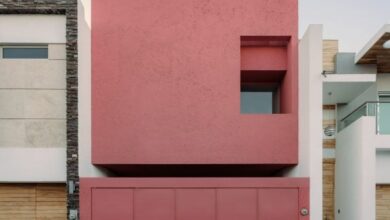 Photo of César Béjar Studio inserts minimal pink house into Mexican street