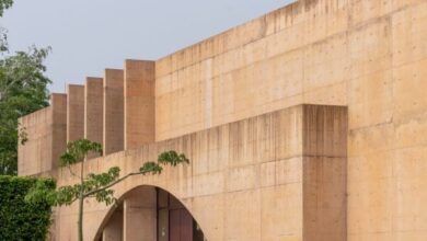 Photo of CCA runs arched colonnade through community centre in Mexico