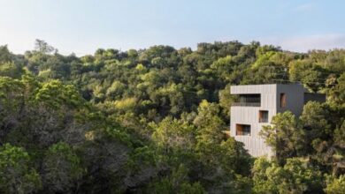 Photo of Alterstudio creates Falcon Ledge Residence on a challenging Austin site