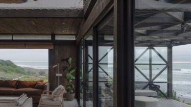 Photo of Stanaćev Granados divides levels of beach house with cargo net floor