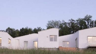 Photo of Schaum/Shieh conforms house “gently” to contours of steep Virginia site