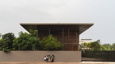 Photo of Oversized roof shelters house in Kerala by 3dor Concepts