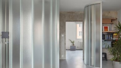 Photo of Neuhäusl Hunal divide open-plan apartment using curved glass walls