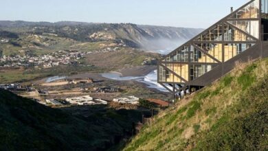 Photo of WMR Arquitectos runs wood-framed house down a Chilean cliffside