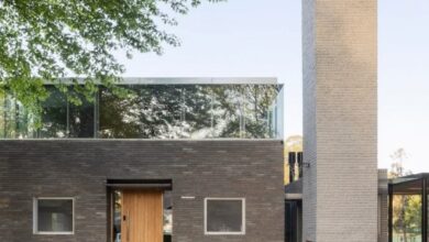 Photo of Daniel Canda adds “suspended glass box” to 1980s residence in Argentina