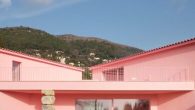 Photo of Nem Architectes flushes French hillside villa in pink for Lancôme perfumery