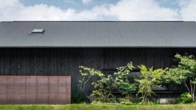 Photo of Slow uses charred wood to clad “hut-like” home in Japan