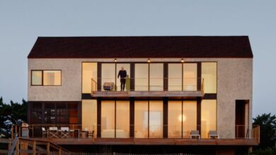 Photo of Robert Gurney clads gabled Delaware house with cedar shingles