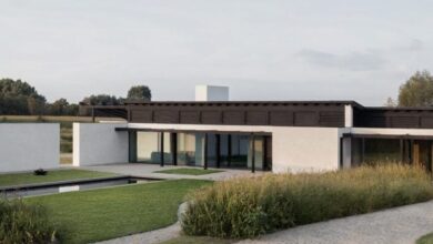 Photo of Stef Claes models House in the Fields on mid-century modern architecture